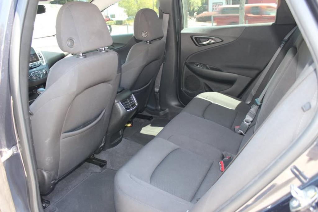 2020 Chevrolet Equinox LS - Photo 12