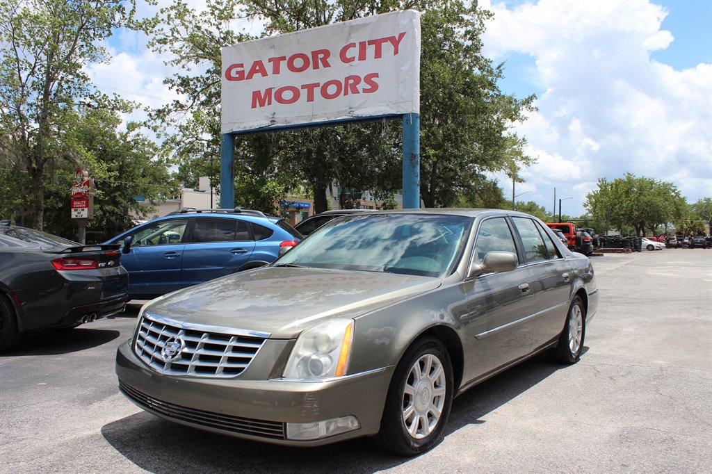 2010 Cadillac DTS Standard's photo